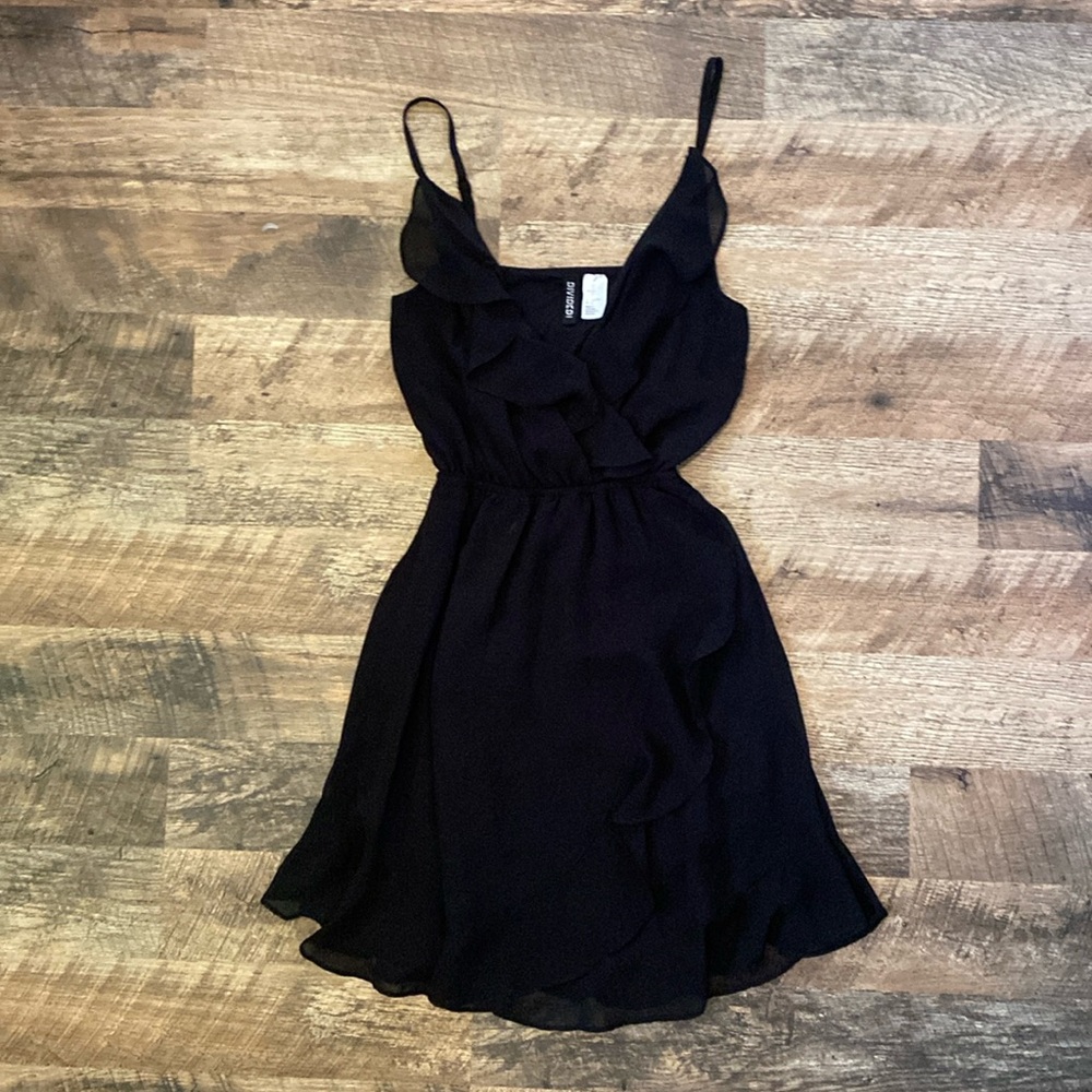 DIVIDED H&M Ruffel Black Dress